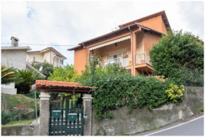 Villa Silvia, indipendente con giardino privato e garage, Varazze